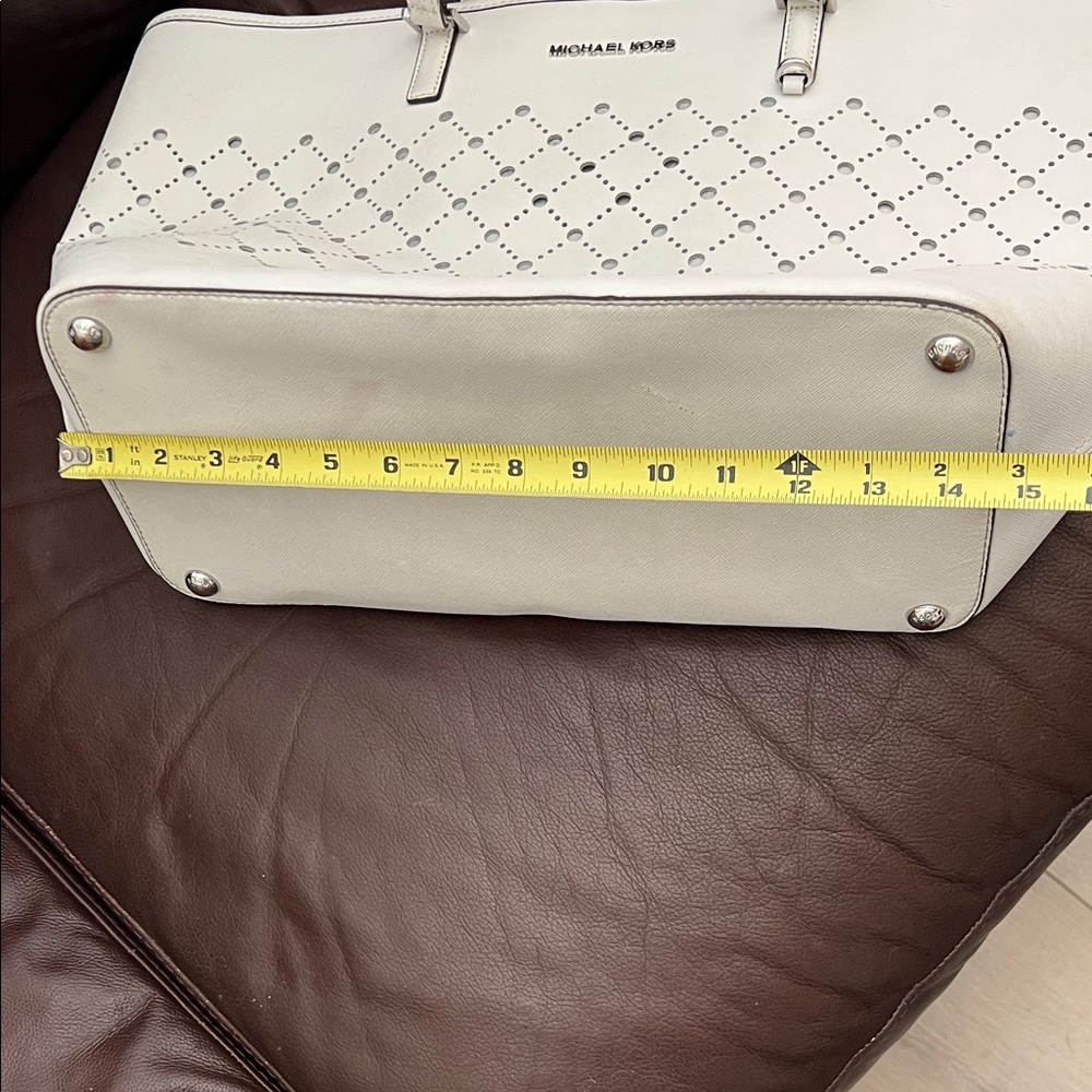 MICHAEL KORS ELEGANT CREAM TOTE - Picture 14 of 16